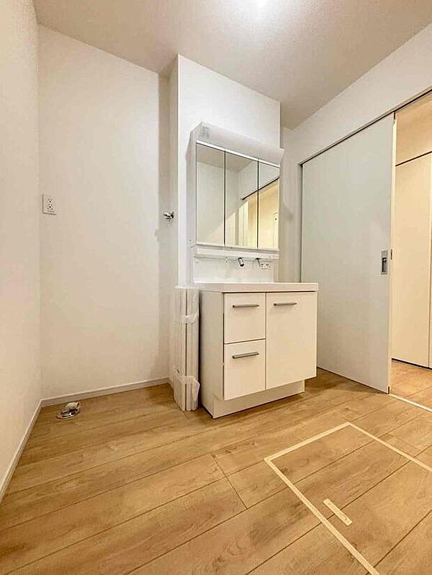 【洗面台・洗面所】暮らしを快適にする三面鏡仕様の洗面化粧台。
収納力と機能性に優れた使いやすい設備で、忙しい朝の身支度もスムーズに♪