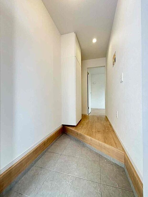 【玄関】明るくて清潔感溢れる玄関。便利な姿見鏡&下駄箱(可動棚)収納付きです♪
散らかりがちな玄関もすっきりと片付きます。