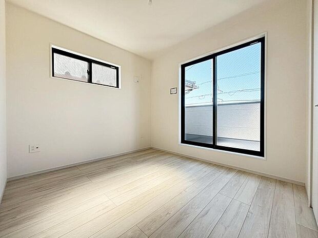 【リビング以外の居室】2号棟
2面採光を施した為、晴れの日の日中はいつも明るい室内です。
窓を開放すれば気持ちの良い風が入り込んできますよ♪