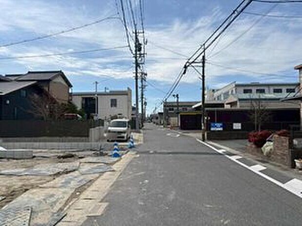 【前面道路含む現地写真】前面道路は、道路幅も広く、駐車もゆとりをもって行える環境になっています。お車の出し入れが苦手なママや小さなお子様にも安心ですね。舗装もされていて、ベビーカーや自転車で通っても快適に通行できます。