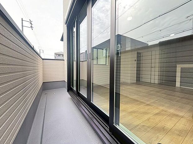 【バルコニー】2号棟
家族分の洗濯物もしっかり干せます。日当たりも良く、毎日のお洗濯が楽しくなりそう♪お布団は手軽に干せていつもポカポカに☆