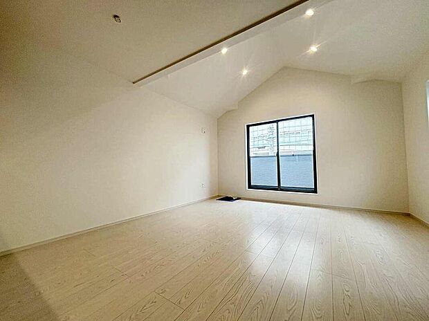 【リビング】ご家族みんなで長い時間を過ごすリビングは一番居心地のいいものであって欲しいですね。開放感のある広々リビングに光と風を呼び込み、快適な住空間を実現します。