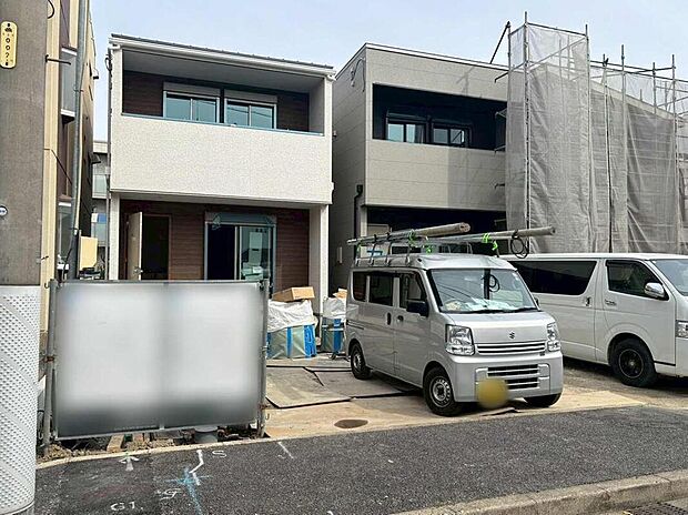 【現地外観写真】左1号棟
建物完成前しか見られない「安心の裏側」を公開します。耐震性や断熱性能、住宅設備の最新スペックを徹底解説!見学のお申し込みはお気軽にどうぞ。