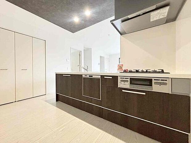 【キッチン】収納力豊富なシステムキッチン。大型スライド収納付きで、すっきり片付けやすいキッチンです。
床下収納もついてたっぷり収納できます♪