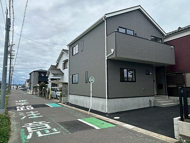 【前面道路含む現地写真】前面道路は交通量の少ない道路です。ゆとりがあり、駐車時もゆっくりと落ち着いて行える立地環境になっています♪