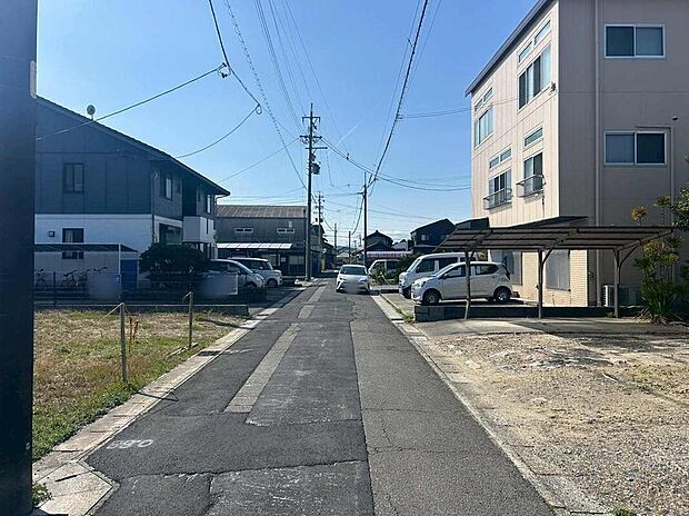 【前面道路含む現地写真】前面道路は、道路幅も広く、駐車もゆとりをもって行える環境になっています。お車の出し入れが苦手なママや小さなお子様にも安心ですね。舗装もされていて、ベビーカーや自転車で通っても快適に通行できます。
