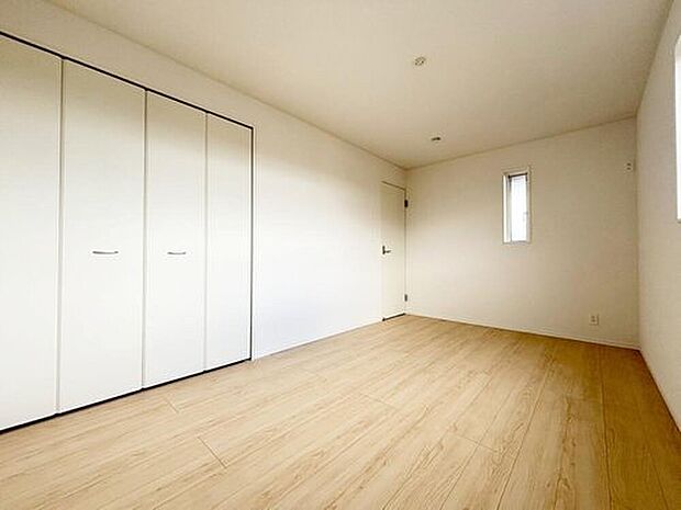 【リビング以外の居室】各居室に収納を設けました!
お洋服をたくさんお持ちの方でもたっぷり収納でき、お部屋を最大限広くご活用いただけます♪