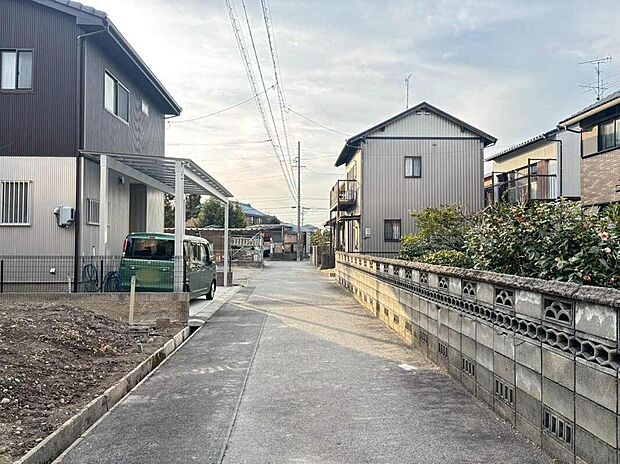 【前面道路含む現地写真】前面道路は、道路幅も広く、駐車もゆとりをもって行える環境になっています。お車の出し入れが苦手なママや小さなお子様にも安心ですね。舗装もされていて、ベビーカーや自転車で通っても快適に通行できます。