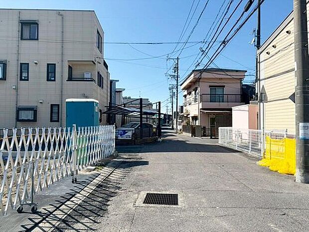 【前面道路含む現地写真】前面道路は閑静な住宅地。お車の出し入れが苦手なママや小さなお子様にも安心ですね。しっかり舗装もされているので、ベビーカーや自転車で通っても快適に通行できます。