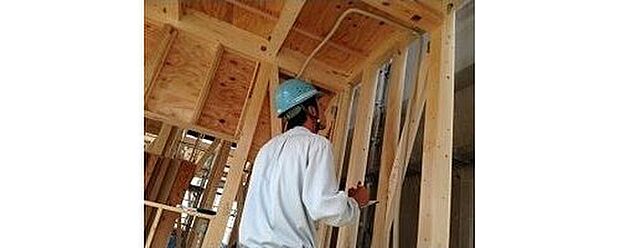 【エンジニアリングウッド】主要な部材をエンジニアリングウッドで構成しております。
エンジニアリングウッドとは集成材とも呼ばれ製材した板を工場で乾燥させ繊維方向を平行にする事により曲がり・狂いが少ない材料です。