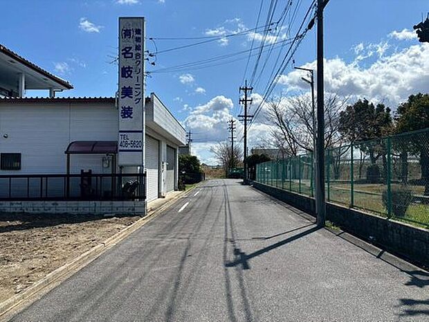 【前面道路含む現地写真】前面道路は交通量の少ない道路です。お車の出し入れが苦手なママや小さなお子様にも安心ですね。