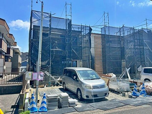 【現地外観写真】全３邸☆１号棟
この街で暮らしたくなる魅力が満載。利便性と自然、周辺環境の心地よさは写真や文章では伝えきれません。日々の動線や採光、周辺施設との距離感まで、ぜひ現地でご体感ください。