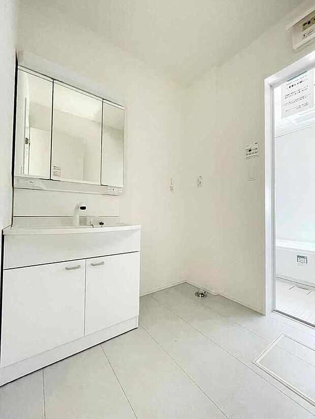 【洗面台・洗面所】A号棟
暮らしを快適にする三面鏡仕様の洗面化粧台。
収納力と機能性に優れた使いやすい設備で、忙しい朝の身支度もスムーズに♪