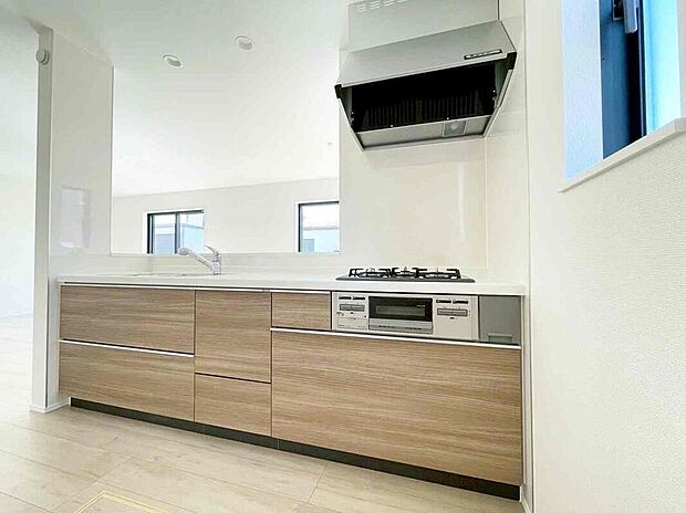 【キッチン】A号棟
収納力豊富なシステムキッチン。大型スライド収納付きで、すっきり片付けやすいキッチンです。
床下収納もついてたっぷり収納できます♪