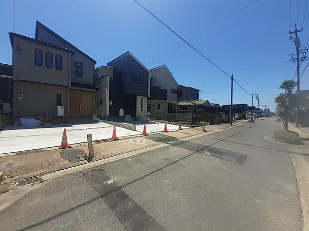 【前面道路含む現地写真】前面は、交通量の少ない　北側約８．０ｍの道路です。
ゆとりがあり、駐車も落ち着いて行える
環境になっています。