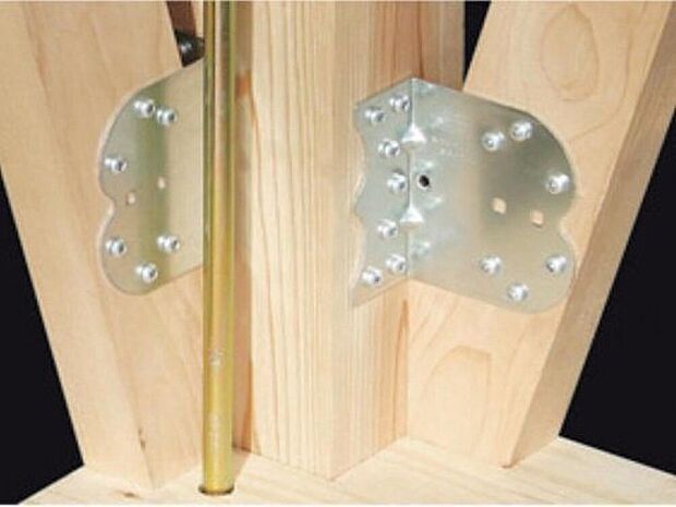 【耐震金物】基礎・土台・柱など接合部ごとに適材適所な耐震金具を選び、構造体をしっかりと緊結します。表からは見えない部分にこだわることで、地震による揺れから建物のゆがみや倒壊を防ぎ、住まい全体の耐久性を高めています。