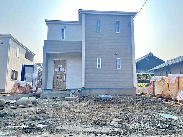 【現地外観写真】全３邸☆　３号棟
建築中のためモデルハウスで構造説明会を開催しております☆設備や構造などご説明いたします！お気軽にお問い合わせください♪