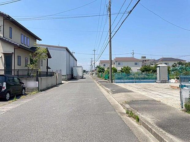 【前面道路含む現地写真】２・３号棟前面道路
前面道路は、道路幅も広く、駐車もゆとりをもって行える環境になっています。お車の出し入れが苦手なママや小さなお子様にも安心ですね。