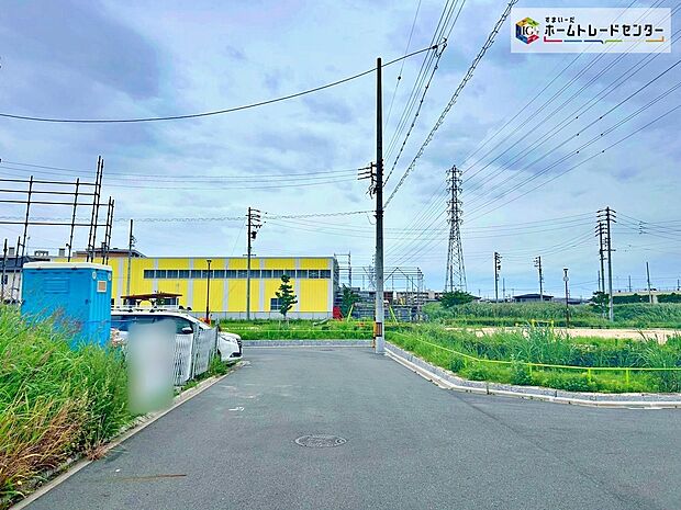 【前面道路含む現地写真】前面道路は交通量の少ない道路です。ゆとりがあり、駐車時もゆっくりと落ち着いて行える立地環境になっています♪