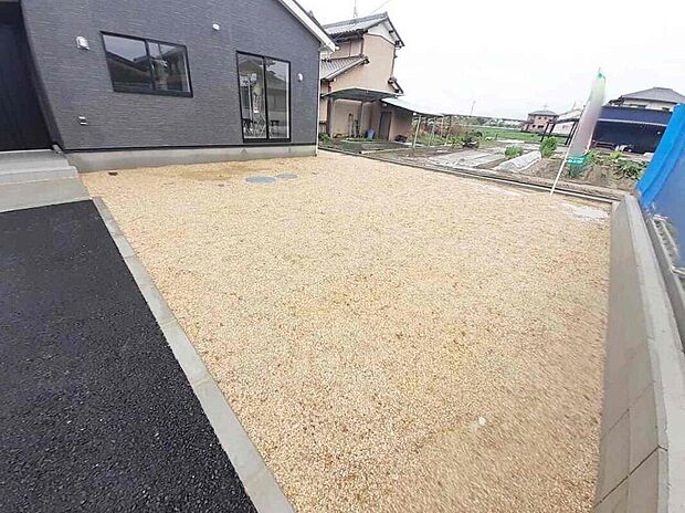 【庭】１号棟
お庭がございます♪
小さなお子様の遊び場や、ガーデニング・家庭菜園、BBQなどお好みにお楽しみいただけます♪