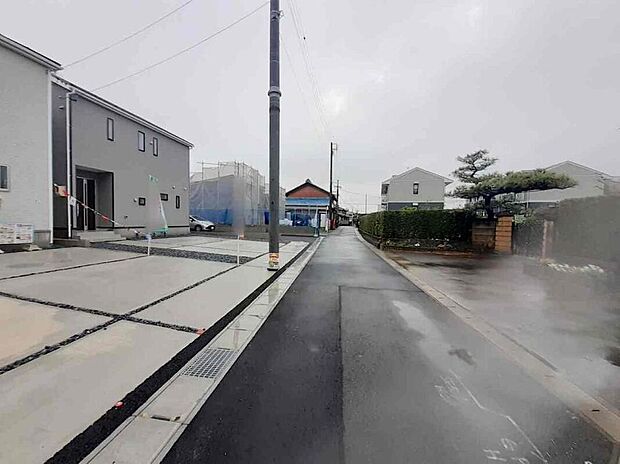 【前面道路含む現地写真】全３棟☆
前面道路は交通量の少ない道路です。ゆとりがあり、駐車時もゆっくりと落ち着いて行える立地環境になっています♪