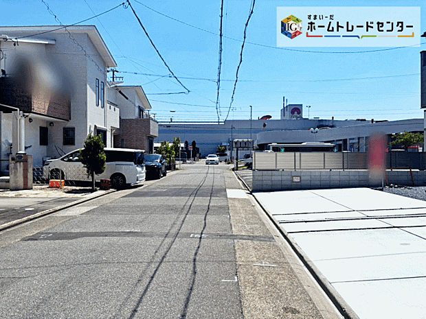 【前面道路含む現地写真】前面道路は交通量の少ない道路です。ゆとりがあり、駐車時もゆっくりと落ち着いて行える立地環境になっています♪
