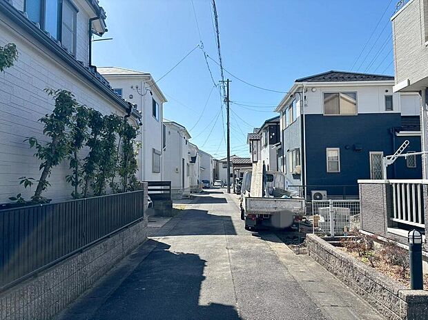 【前面道路含む現地写真】前面道路は交通量の少ない道路です。ゆとりがあり、駐車時もゆっくりと落ち着いて行える立地環境になっています♪　　　　　　　