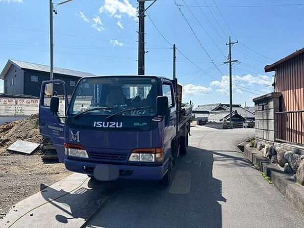 【前面道路含む現地写真】前面道路は交通量の少ない道路です。