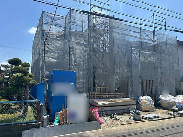 【現地外観写真】全２邸☆A号棟　　　　　　　　　　　　　　　　　　　　　　　　　少しずつ形になっていく我が家。完成が待ち遠しい毎日です。
駐車場は2～3台可能で来客時も安心の広々としたスペースを確保しています。
