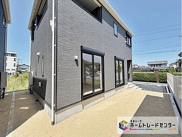 【庭】☆庭☆
お子様やわんちゃんに嬉しい。走り回る元気な姿をみてご家族も充実した休日を過ごせそう。ガーデニングにも。