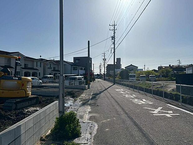 【前面道路含む現地写真】前面道路は交通量の少ない道路です。ゆとりがあり、駐車時もゆっくりと落ち着いて行える立地環境になっています♪