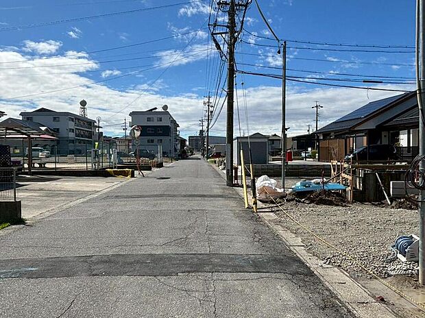 【前面道路含む現地写真】前面道路は、道路幅も広く、駐車もゆとりをもって行える環境になっています。お車の出し入れが苦手なママや小さなお子様にも安心ですね。舗装もされていて、ベビーカーや自転車で通っても快適に通行できます。