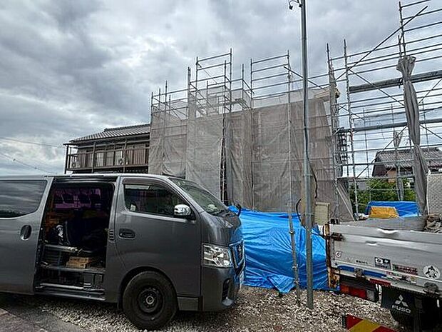 【現地外観写真】全２邸☆１号棟
完成に向けて現在建築工事中です☆住宅の構造や設備仕様・完成イメージなどの資料もお送りいたします♪お気軽に０１２０-８８８-９８３までお問い合わせ下さい☆