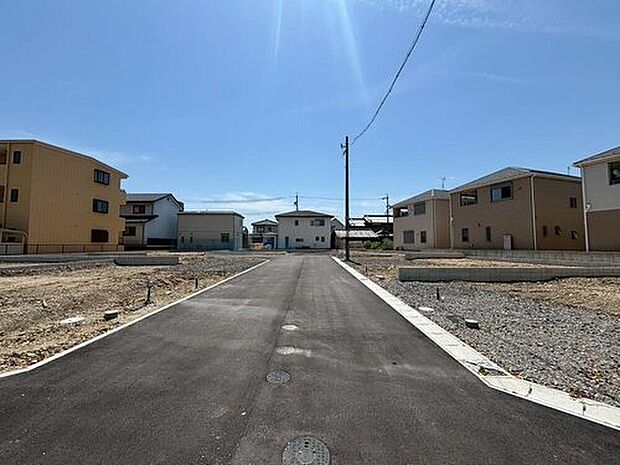 【前面道路含む現地写真】奥の号棟に続く道は、開発道路約6.0ｍのゆとりある幅の私道になっています。　　　　　　　　　　　　　　　　　　　　　　　　　　　　　　

