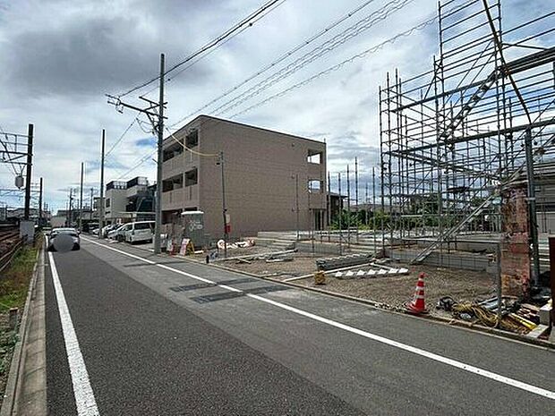 【前面道路含む現地写真】前面道路は、道路幅も広く、駐車もゆとりをもって行える環境になっています。お車の出し入れが苦手なママや小さなお子様にも安心ですね。舗装もされていて、ベビーカーや自転車で通っても快適に通行できます。