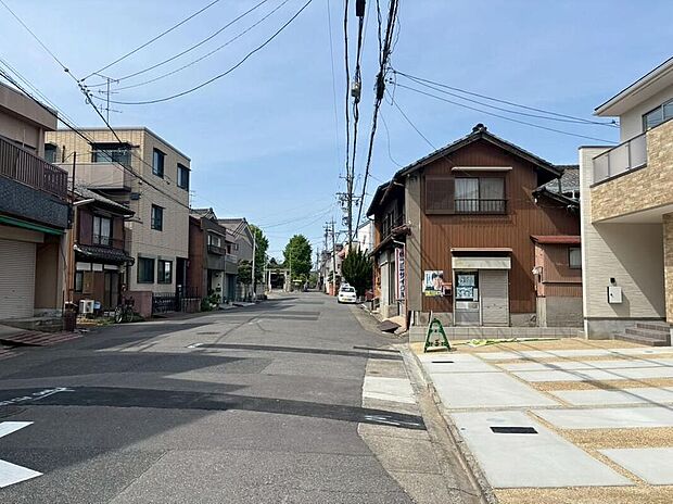【前面道路含む現地写真】前面道路は交通量の少ない道路です。ゆとりがあり、駐車時もゆっくりと落ち着いて行える立地環境になっています♪　　