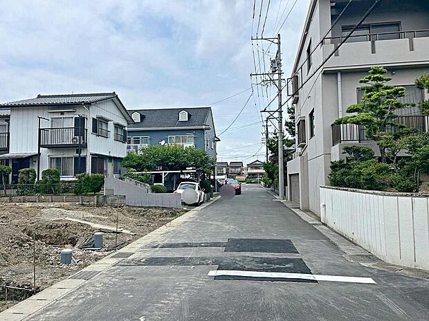 【前面道路含む現地写真】前面道路は交通量の少ない道路です。ゆとりがあり、駐車時もゆっくりと落ち着いて行える立地環境になっています♪　　　　　　　　