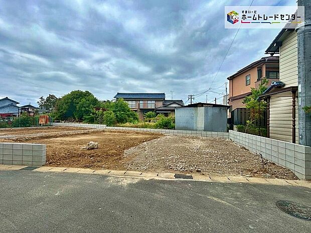 【前面道路含む現地写真】前面道路は交通量の少ない道路です。ゆとりがあり、駐車時もゆっくりと落ち着いて行える立地環境になっています♪　　　　　　　