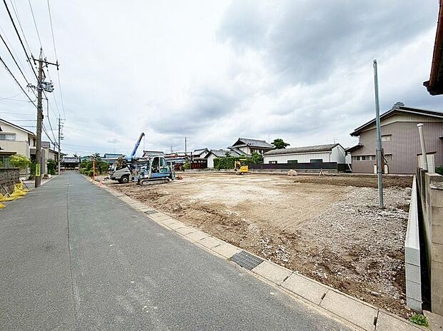 【前面道路含む現地写真】陽当りの良い道路に面したお住まい。道路幅も広めで、開放感たっぷり♪交通量が少ない住宅街なので雨の日でも車の走行音も気になりません。　　　　　　