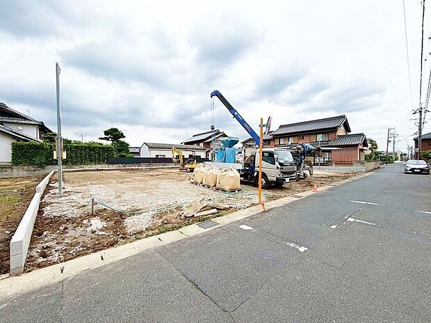 【前面道路含む現地写真】前面道路は、道路幅も広く、駐車もゆとりをもって行える環境になっています。お車の出し入れが苦手なママや小さなお子様にも安心ですね。