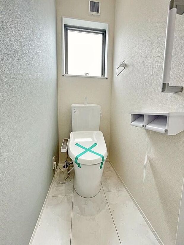 【トイレ】1、2階に設けられたトイレスペース。2カ所にあることで、朝のトイレ渋滞も防ぎます。また体調不良の際には使いわけも出来るので安心です。毎日使う場所だからこその配慮ですね♪