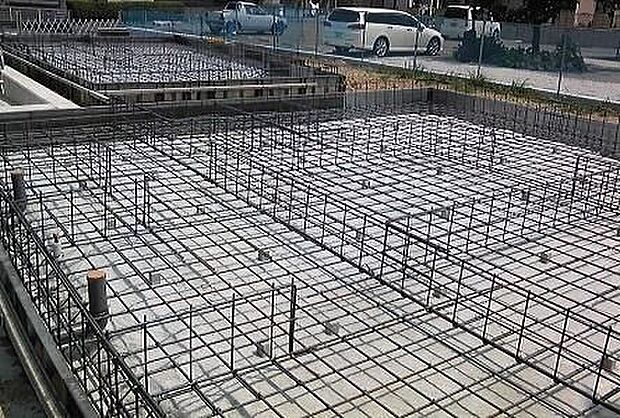【鉄筋コンクリート造のべた基礎】基礎工事はとても大事な工事になり基礎がしっかりしてなければどんな高性能な住宅も意味がありません。法令の検査はもちろん工事監督によるチェック、専門係員によるチェックを行っております。