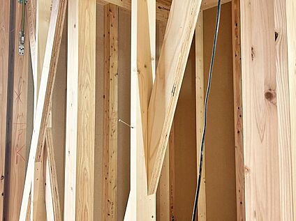 横からの力に耐える「筋交い」