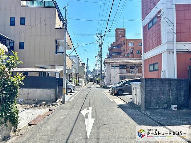 【前面道路含む現地写真】前面道路は、道路幅も広く、駐車もゆとりをもって行える環境になっています。お車の出し入れが苦手なママや小さなお子様にも安心ですね。舗装もされていて、ベビーカーや自転車で通っても快適に通行できます。