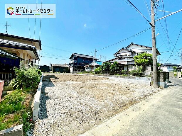 【現地外観写真】一戸建ての大きなメリットは、「自分の土地」を自由に使えること。好きなペットが飼えるほか、ガーデニングやＤＩＹ、車やバイクの手入れなど様々な趣味を楽しめます♪