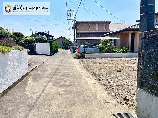 【前面道路含む現地写真】前面道路は車通りが多くないので、お車の出し入れもラクラクです♪周辺は交通量の少ない生活道路なので小さなお子様がいても安心◎