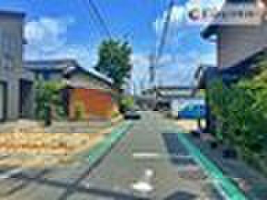 【前面道路含む現地写真】前面道路は、道路幅も広く、駐車もゆとりをもって行える環境になっています。お車の出し入れが苦手なママや小さなお子様にも安心ですね。舗装もされていて、ベビーカーや自転車で通っても快適に通行できます。