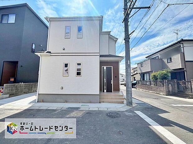 【現地外観写真】南からの陽光たっぷり降りそそぐ明るいお住まいです。どのお部屋も、採光良好な風通しの良い快適な空間となっております。