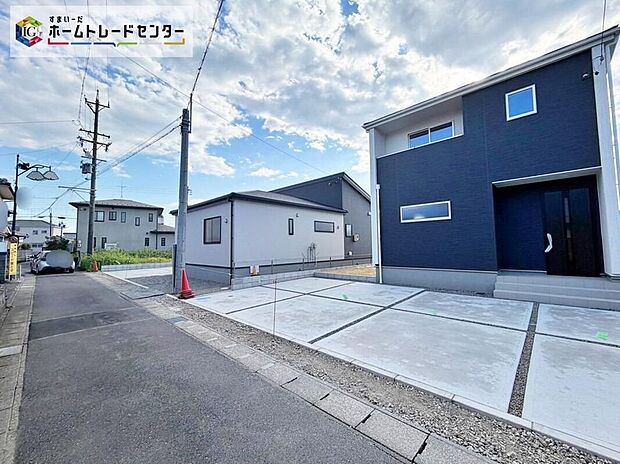 【前面道路含む現地写真】前面道路は交通量の少ない道路です。ゆとりがあり、駐車時もゆっくりと落ち着いて行える立地環境になっています♪　　　　　　　