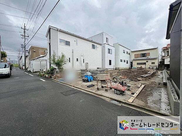【現地外観写真】今なら建築中の様子をご覧になることができます♪一戸建ての大きなメリットは、「自分の土地」を自由に使えること。好きなペットが飼える他、ガーデニングやＤＩＹ、車やバイクの手入れなど様々な趣味を楽しめます♪